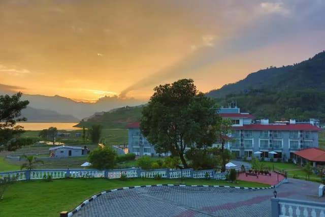 Valley & river retreats — Punakha & Nagarkot